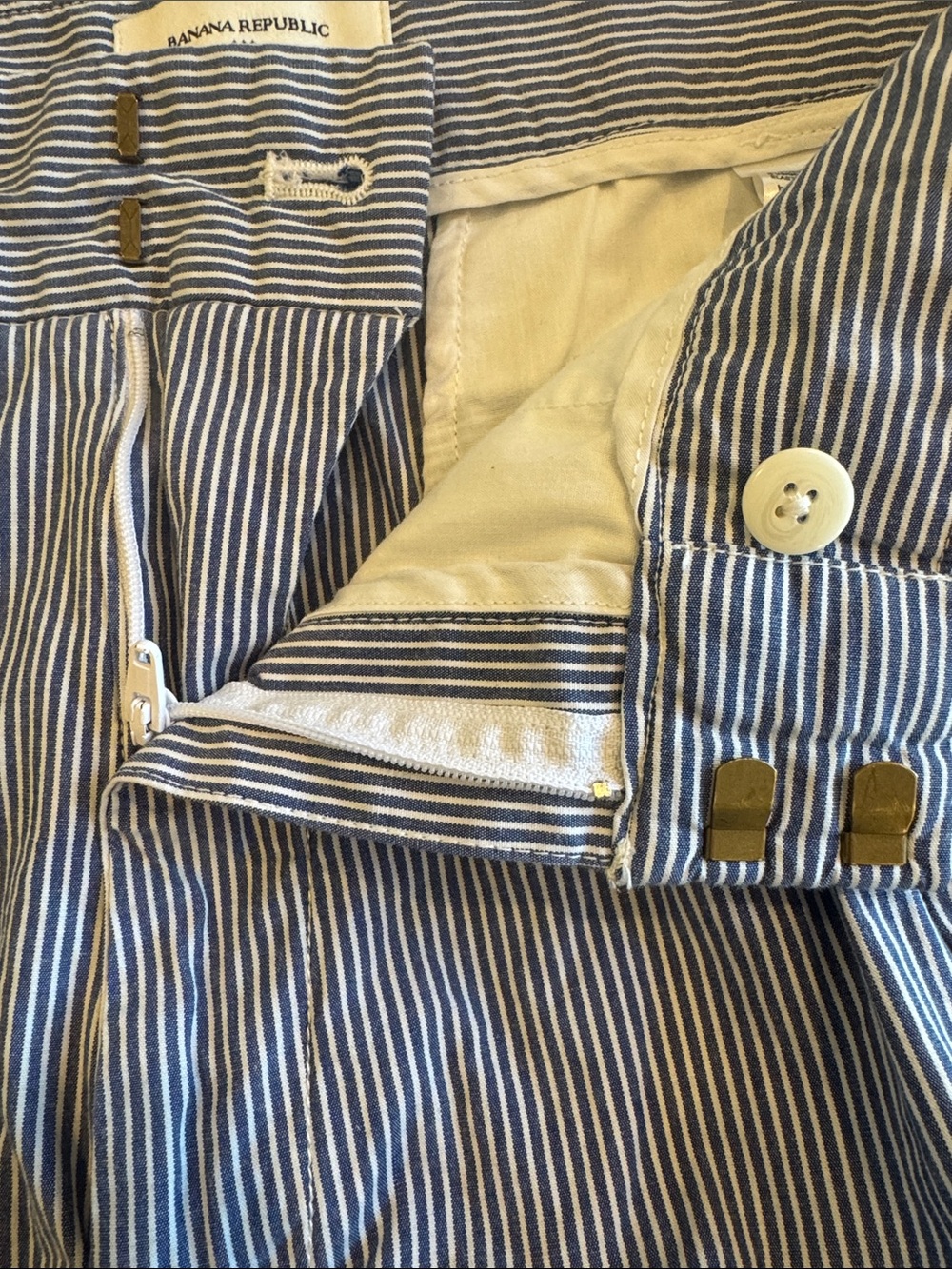 Banana Republic Navy and White Striped 4” pleated Shorts, size 12 - Picture 5 of 12